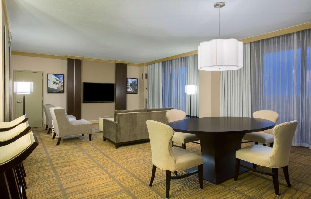 DoubleTree by Hilton Hotel Miami Airport & Convention Center - 客厅