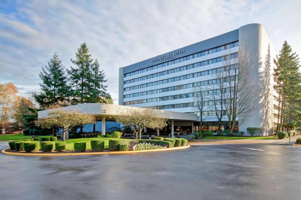 DoubleTree Suites by Hilton Seattle Airport/Southcenter في توكويلا: مبنى امامه موقف سيارات