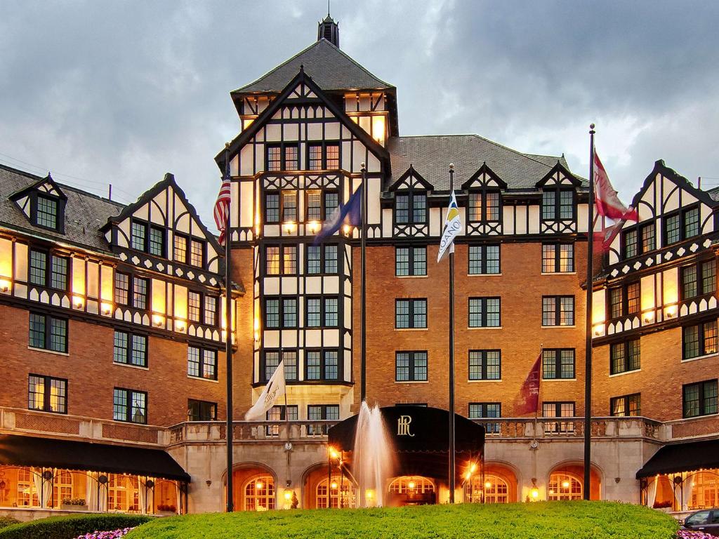 un grande edificio con una fontana di fronte di Hotel Roanoke & Conference Center, Curio Collection by Hilton a Roanoke