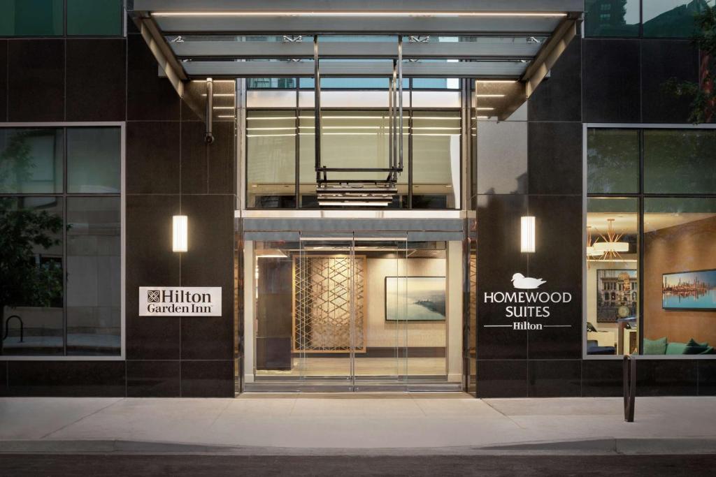 芝加哥的住宿－Hilton Garden Inn Chicago Downtown South Loop，前面有标志的建筑