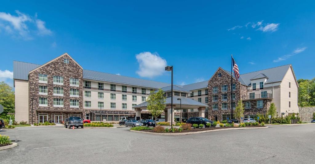 プレストンにあるHilton Garden Inn Closest Foxwoodsの駐車場車を停めた大きな建物