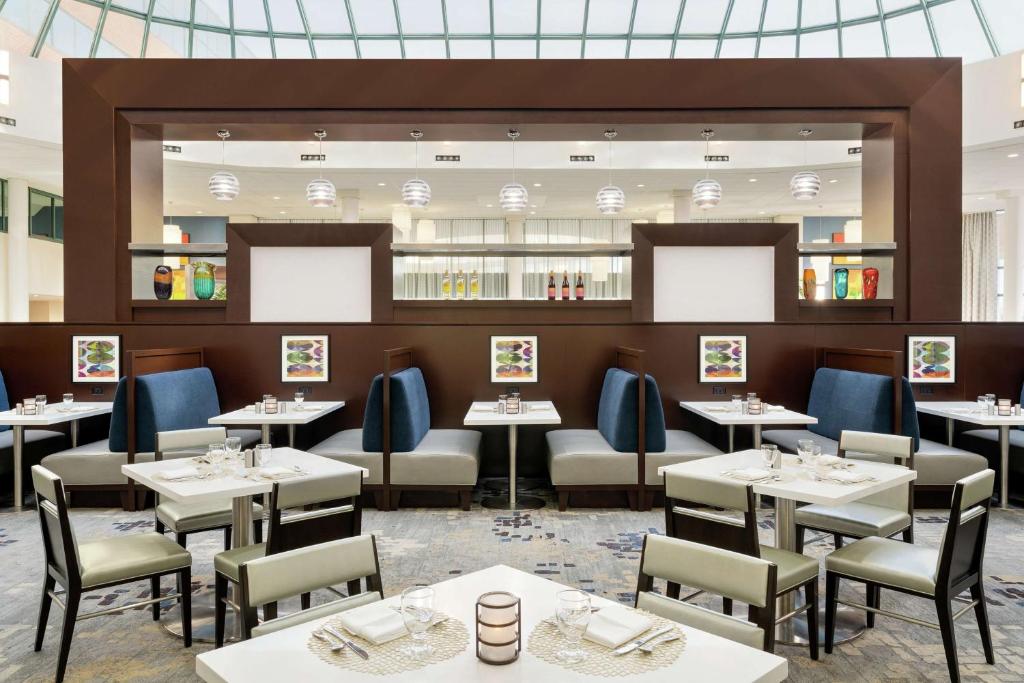 Restaurace v ubytování Hilton Long Island/Huntington