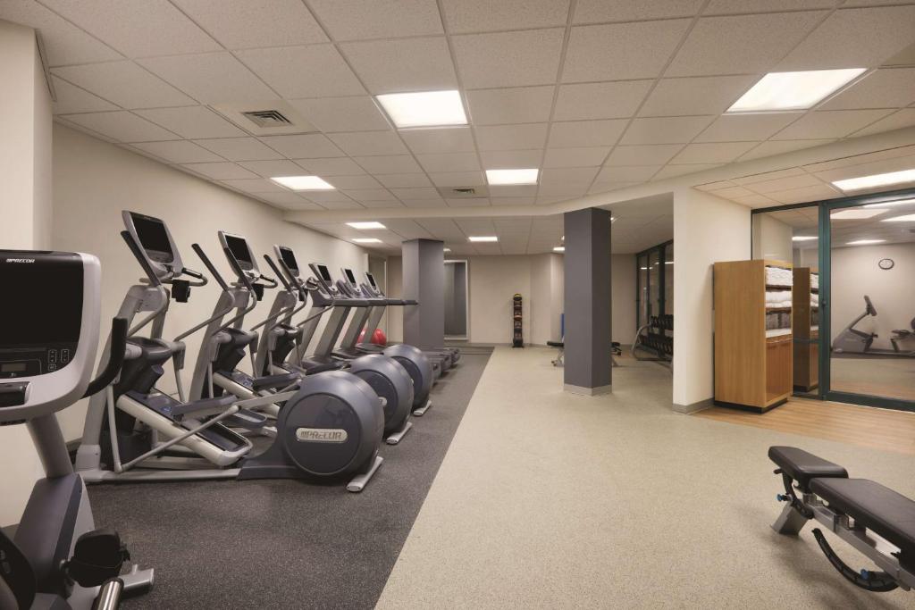 Fitness centrum a/nebo fitness zařízení v ubytování Hilton Long Island/Huntington
