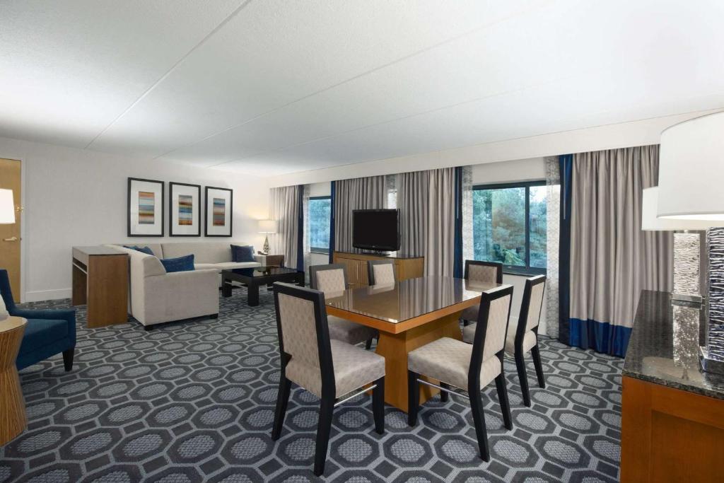 TV a/nebo společenská místnost v ubytování Hilton Long Island/Huntington