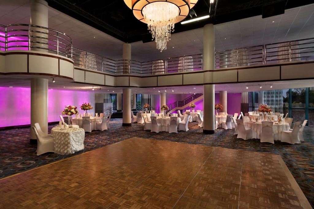 Restaurace v ubytování Hilton Long Island/Huntington