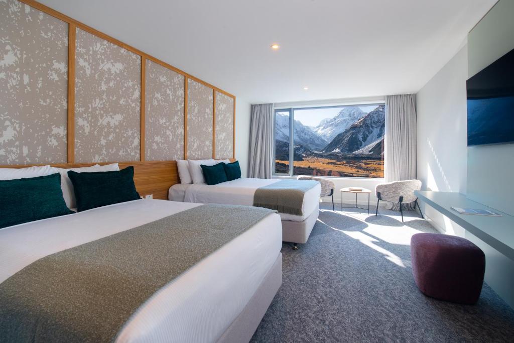 Postel nebo postele na pokoji v ubytování The Hermitage Hotel Mt Cook