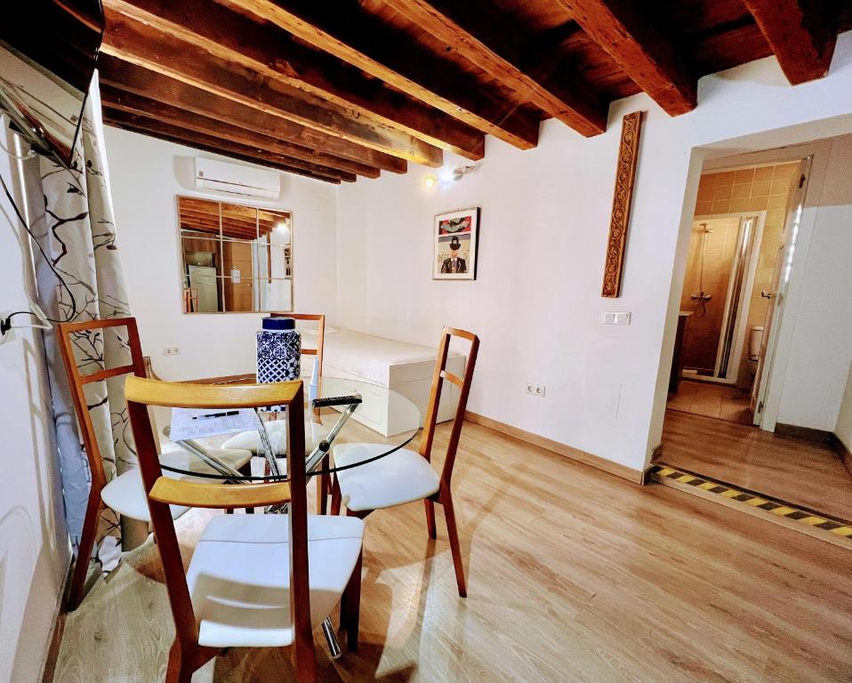 a dining room with a table and chairs at Felices Los Cuatro in Toledo