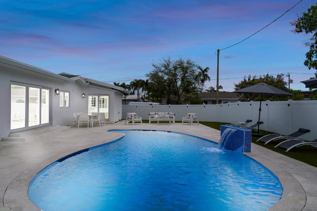 een zwembad in de achtertuin van een huis bij Villa Bianco in Miami