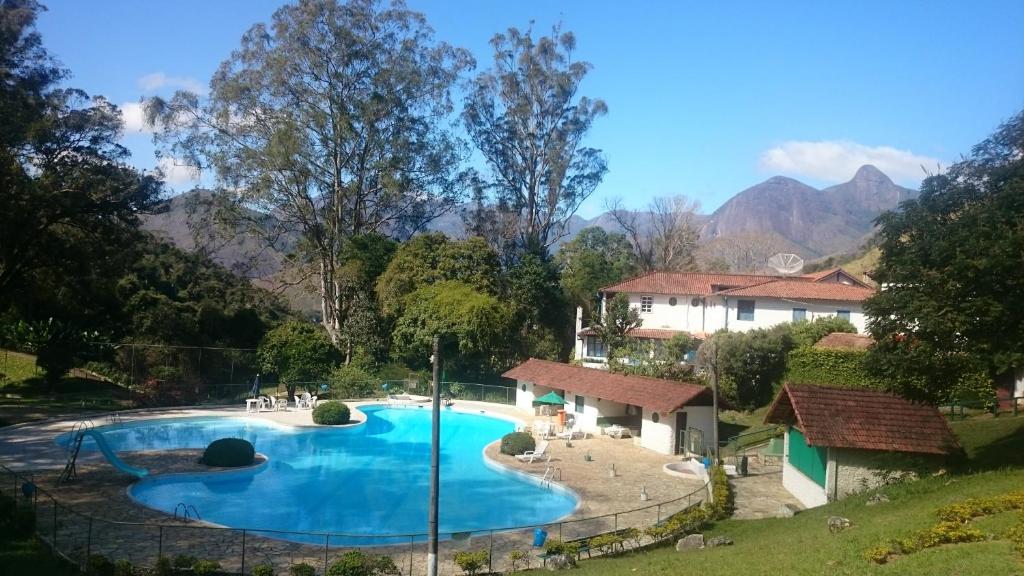 a view of a swimming pool with mountains in the background at Apto perto de Itaipava in Petrópolis
