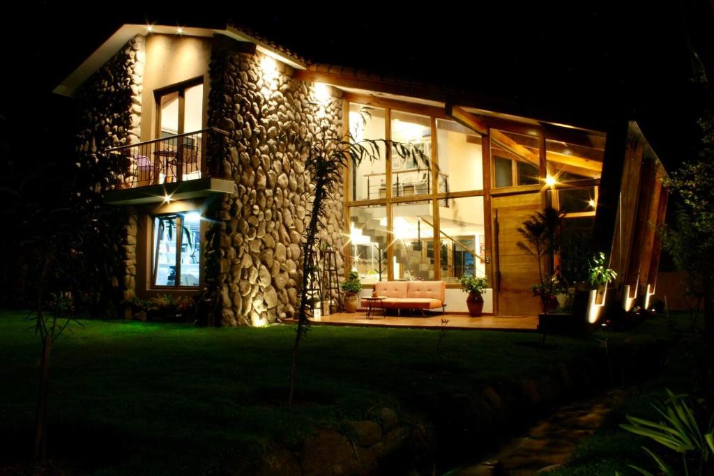 una casa iluminada por la noche con luces en Casa de ensueño en el Valle Sagrado, en Calca