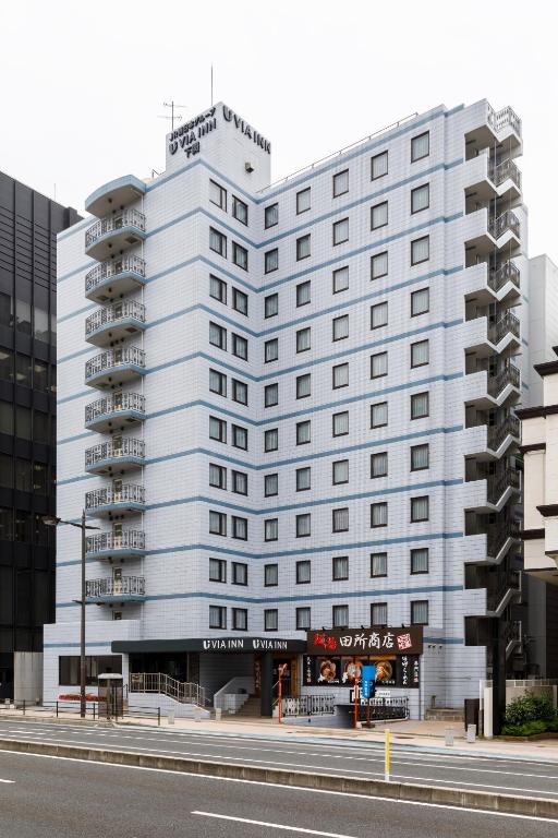 Un gran edificio blanco en la esquina de una calle. en Via Inn Shimonoseki, en Shimonoseki
