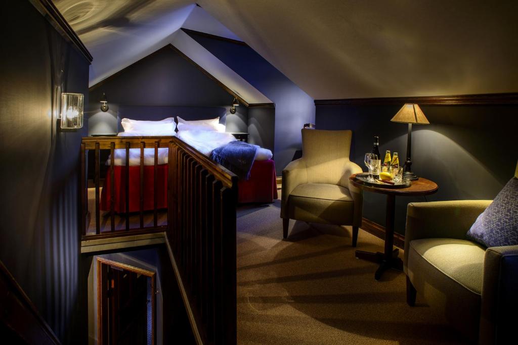 Zimmer mit einem Bett, einem Stuhl und einem Tisch in der Unterkunft Hotel Åregården in Åre