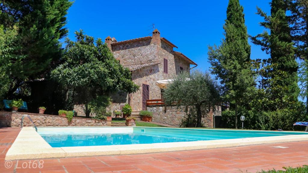 una casa con piscina frente a un edificio en La Villa dei Fiori, en San Rocco a Pilli