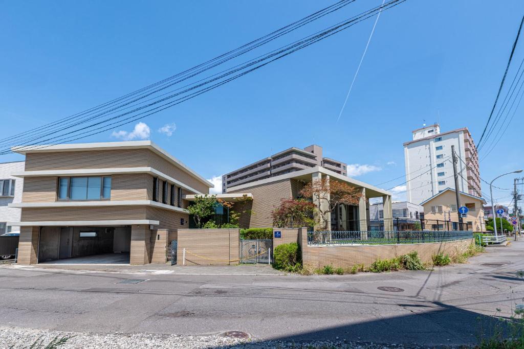 dom na rogu ulicy w obiekcie AOI Sauna SPA & Dog Villa HAKODATE w mieście Hakodate
