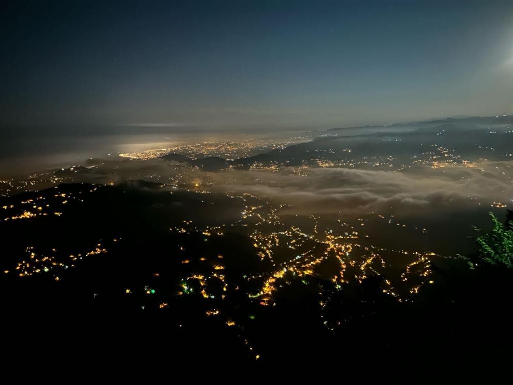 una vista aérea de una ciudad por la noche en Osmanlı Camping & konaklama en Trebisonda