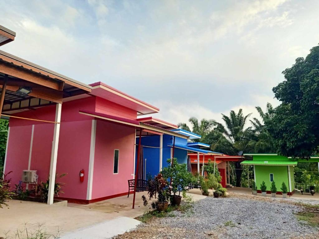 eine Reihe von Häusern mit farbenfroher Farbe in der Unterkunft วรรณรีสอร์ทwanresort in Seka