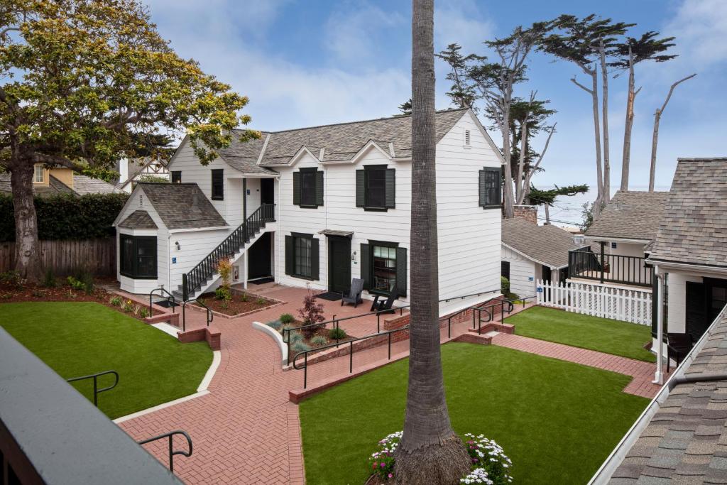 una vista aérea de una casa blanca con patio en Carmel Beach Hotel en Carmel