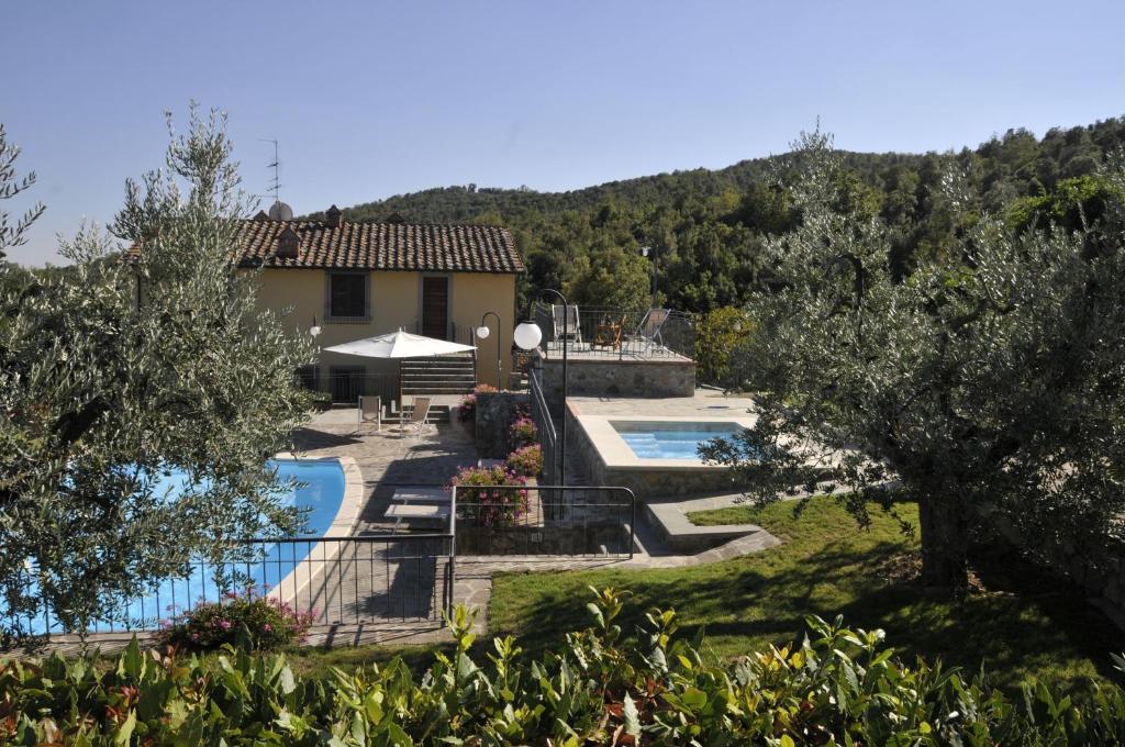 une villa avec une piscine et une maison dans l'établissement Podere Del Griccia, à Civitella in Val di Chiana