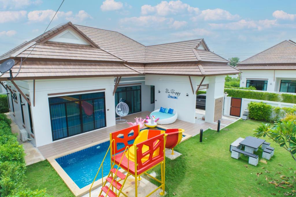 een huis met een zwembad en een speeltuin bij so happy pool villa hua hin in Ban Bo Fai