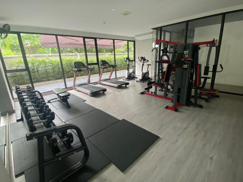 Canalis Suvarnabhumi Airport Hotelにあるフィットネスセンターまたはフィットネス設備
