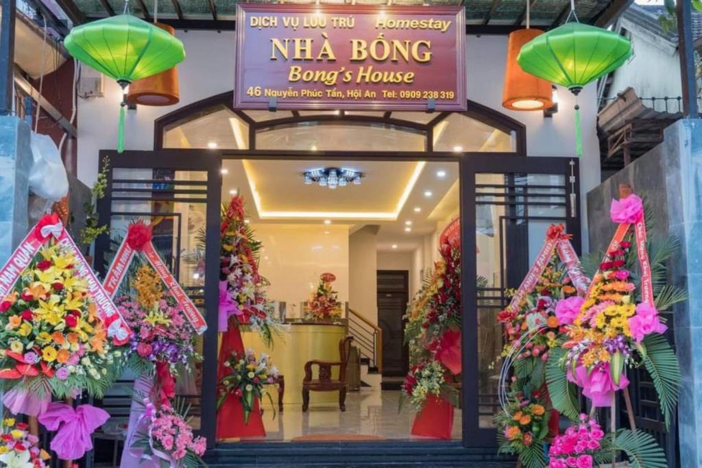 un ingresso a un negozio di fiori con fiori di Bống House Homestay 1 a Hoi An