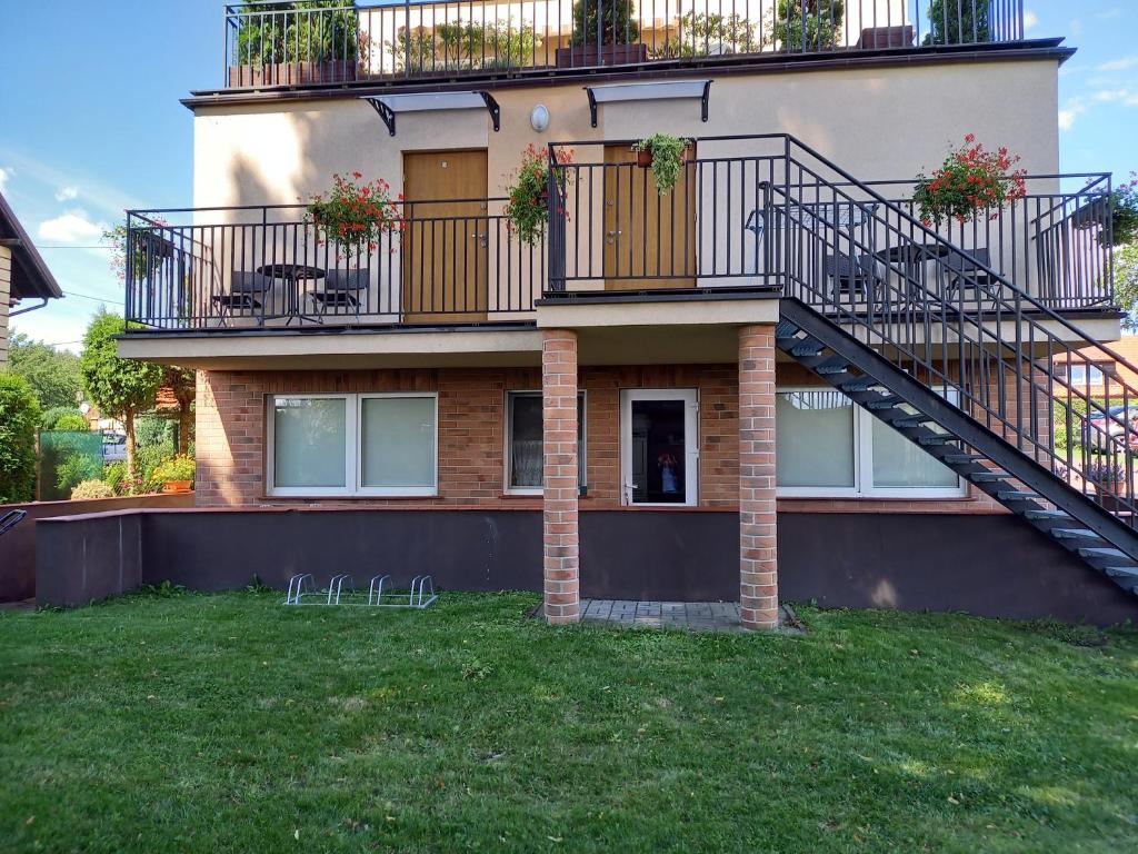 a house with a staircase on the side of it at Wynajem pokoi w Sztutowie in Sztutowo