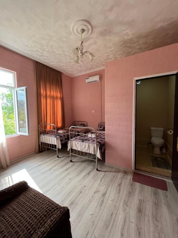 een kamer met 3 stapelbedden en een raam bij Guest House Sveta in Martvili