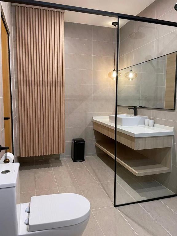 Koupelna v ubytování Arau House