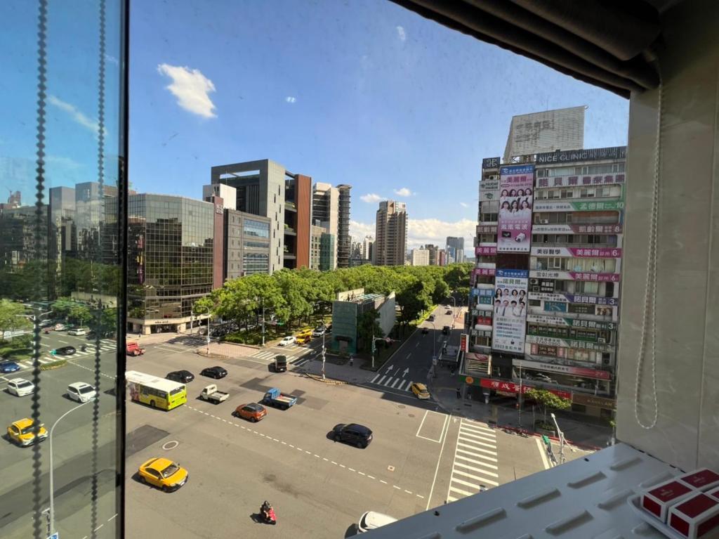 Nespecifikovaný výhled na destinaci Tchaj-pej nebo výhled na město při pohledu z kapslového hotelu