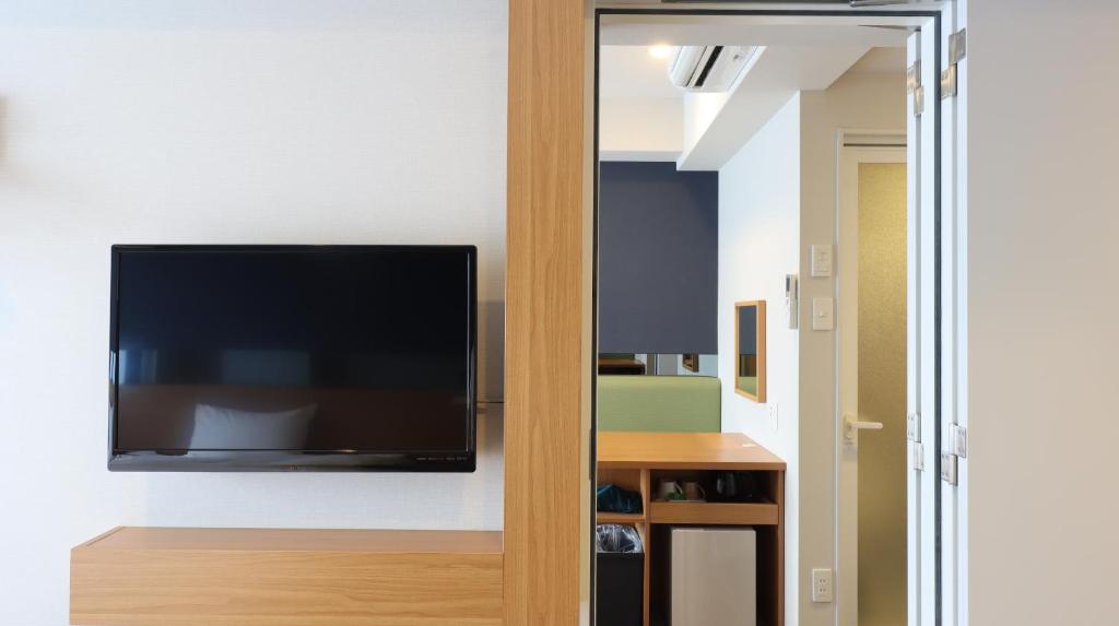 TV a/nebo společenská místnost v ubytování Hotel Glad One Kyoto Shichijo by M's