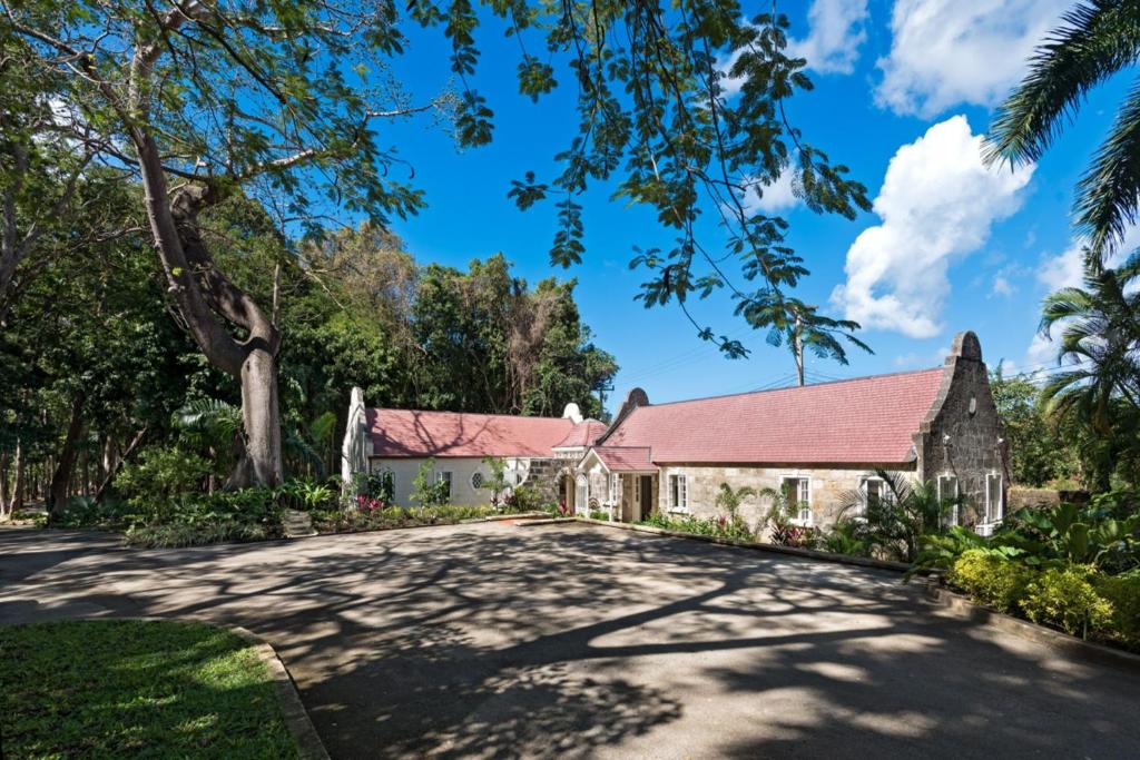 eine alte Kirche mit einem roten Dach auf einer Straße in der Unterkunft Porters Villa by Blue Sky Luxury in Saint James