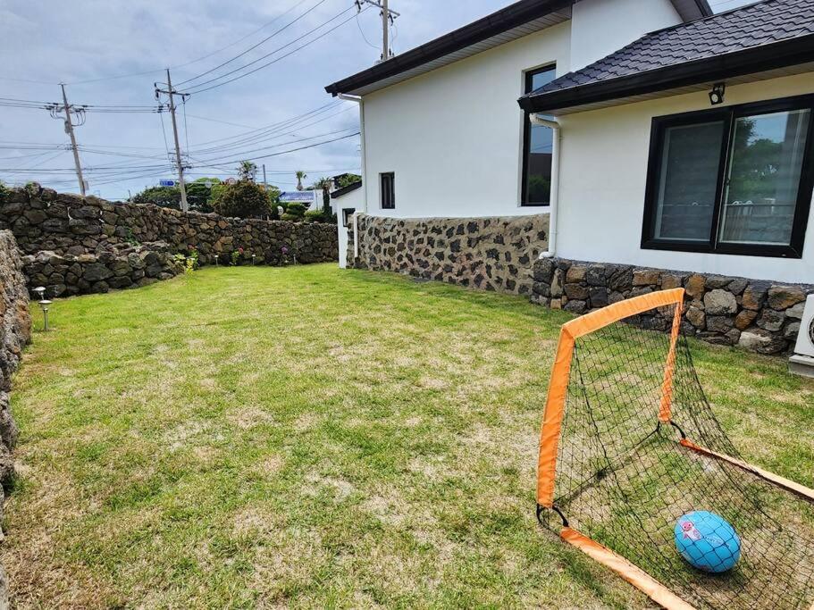 una pelota de fútbol en una red en el patio de una casa en Doldamine Jeju en Jeju