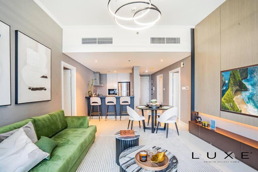 Posezení v ubytování LUXE - Elegantly Green-2BR in Marina Damac Heights