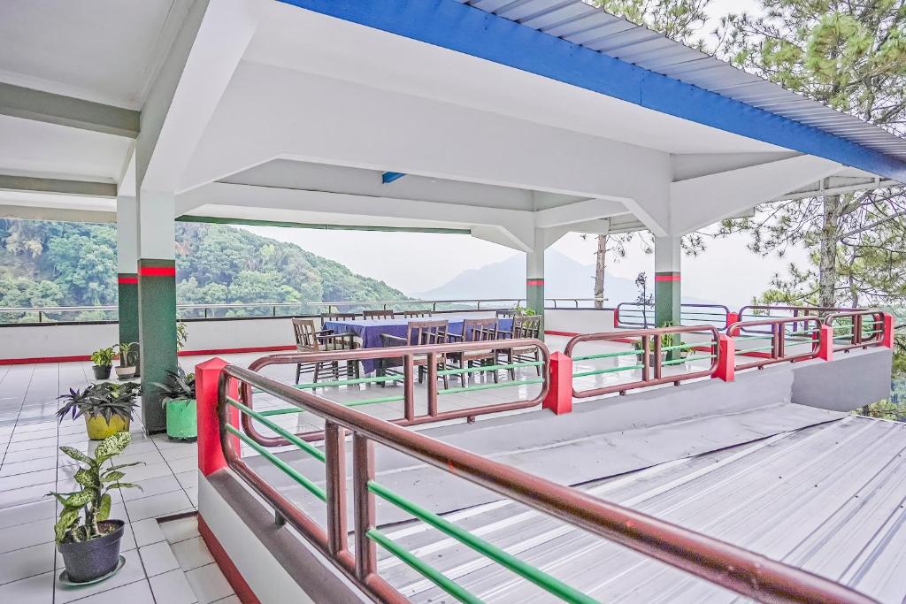 una vista desde la cubierta de un crucero en OYO 90132 Lie Mas Hotel en Pasuruan