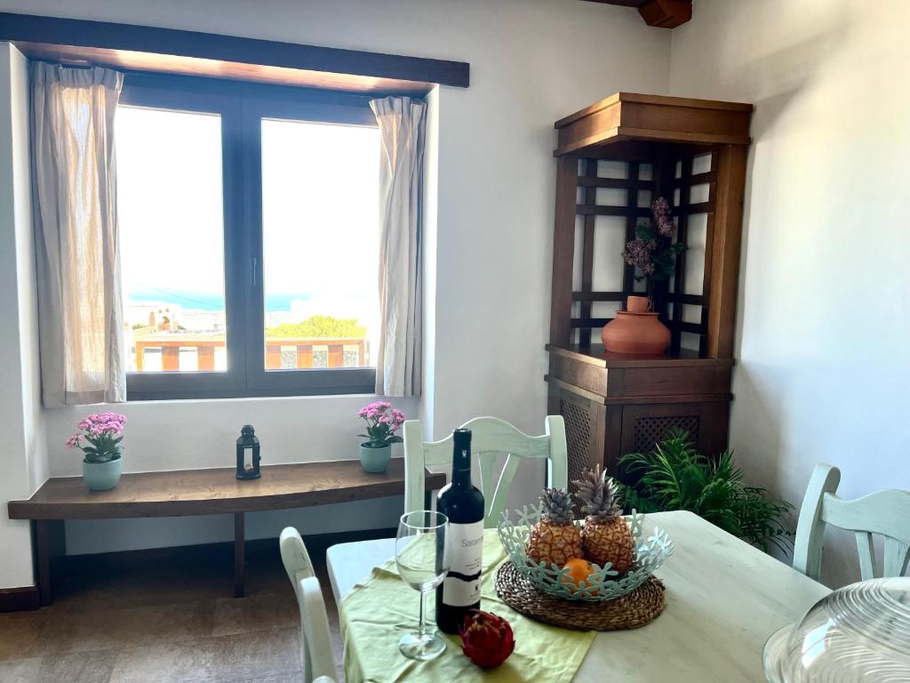 una sala da pranzo con tavolo e finestra di Canto Rojo, La Asomada con vistas a Lobos a La Asomada
