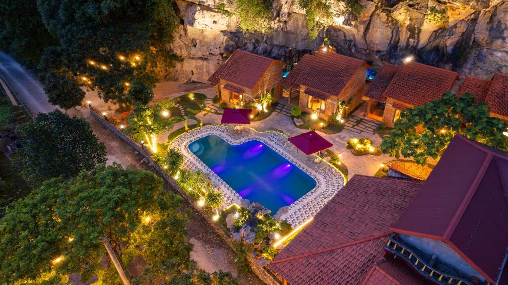 een uitzicht over een resort met een zwembad bij Trang An Spring Garden Homestay in Ninh Binh