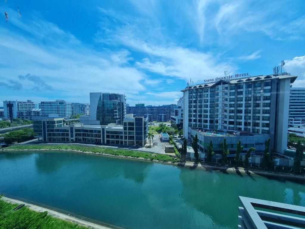 Výhled na řeku, která protéká v blízkosti hotelu