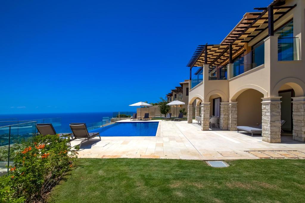una casa con piscina y el mar en Stunning Villa UV09 Oniro with Sea Views, Aphrodite Hills, en Kouklia