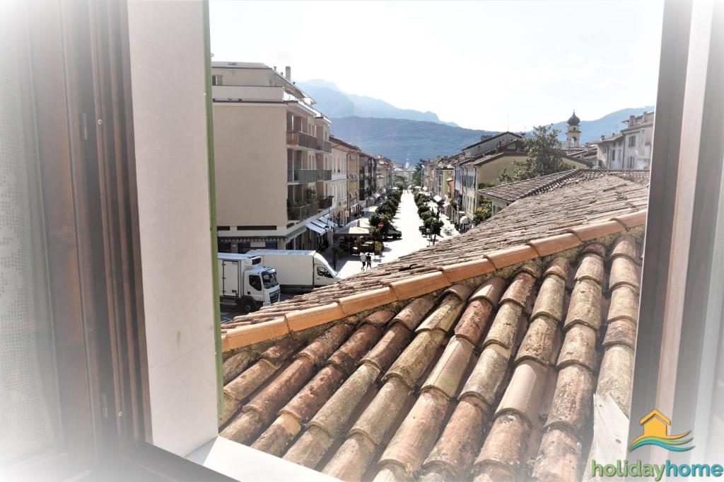 een uitzicht op een stadsstraat vanuit een gebouw bij Lake Garda Home in Riva del Garda