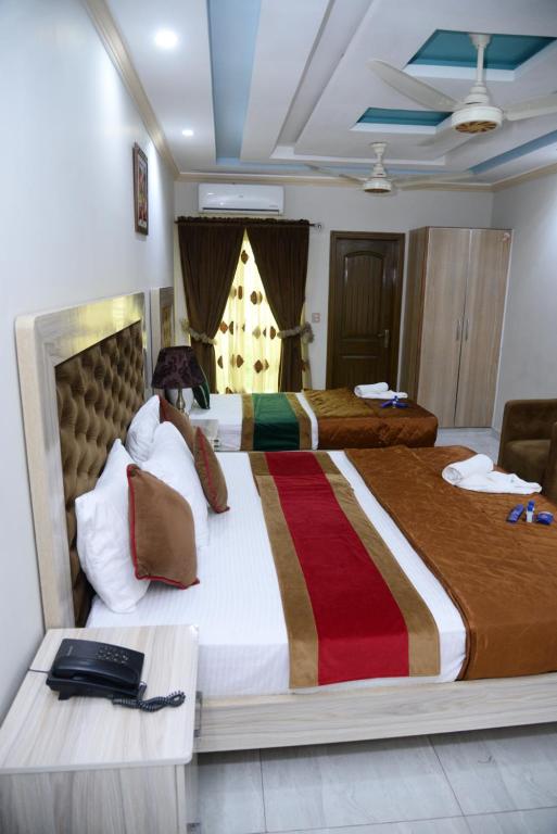 Hotel Deluxe Lahore - Deluxe Dreibettzimmer