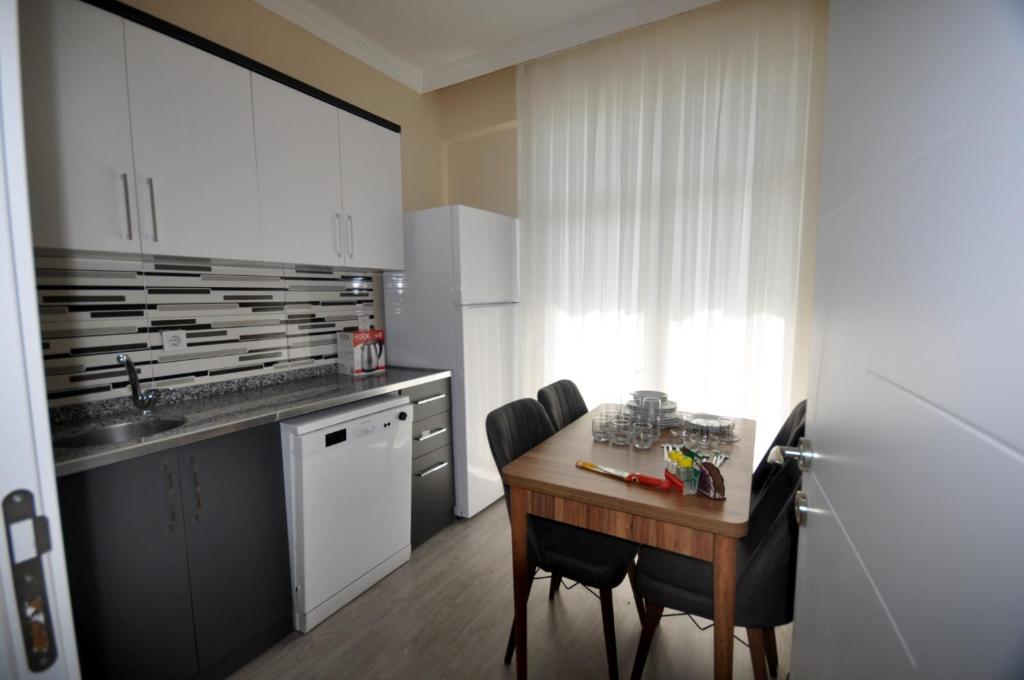 Kuchyň nebo kuchyňský kout v ubytování Arpaçay Apart Otel