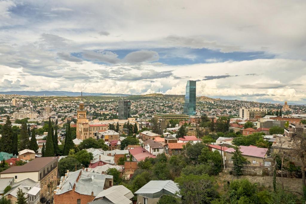 Nespecifikovaný výhled na destinaci Tbilisi nebo výhled na město při pohledu z hotelu