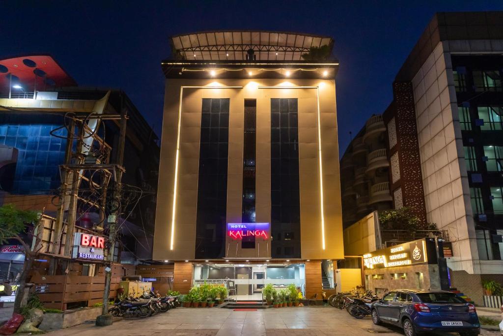 un edificio alto con un cartel encima en Hotel Kalinga, en Indore