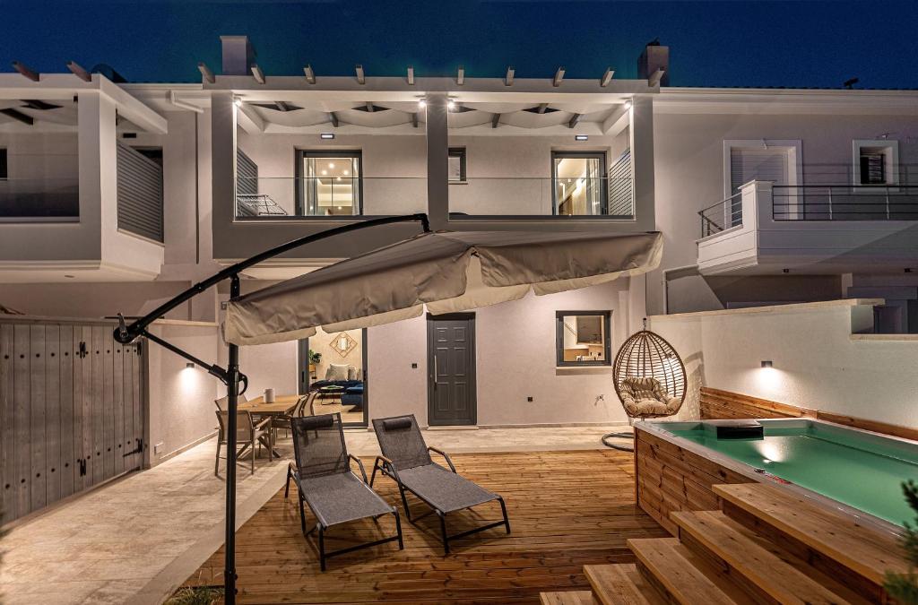 d'une terrasse avec une table de billard et des chaises. dans l'établissement Cactus Villas, à Mitikas