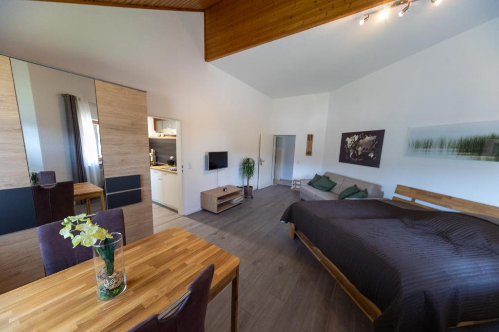 Ferienwohnung Schott في كيبينهايم: غرفة نوم وغرفة معيشة مع سرير وطاولة