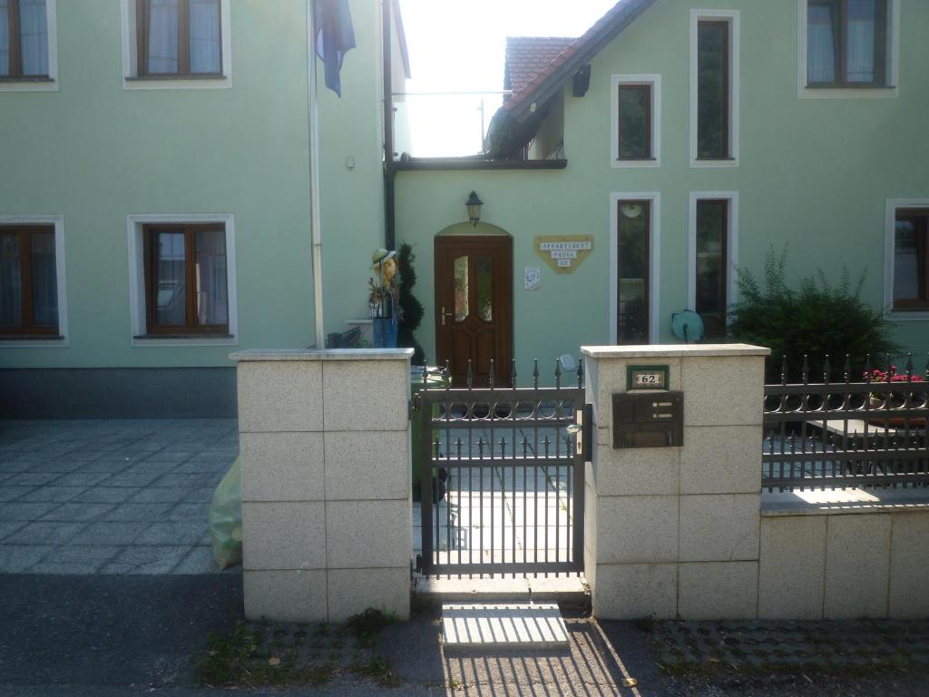 ein Haus mit einem Tor davor in der Unterkunft Gartenpension Prosl in Wien