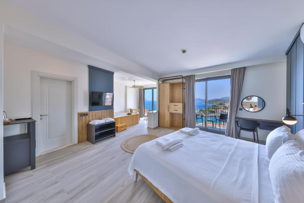 Postel nebo postele na pokoji v ubytování Kas Athena Hotel