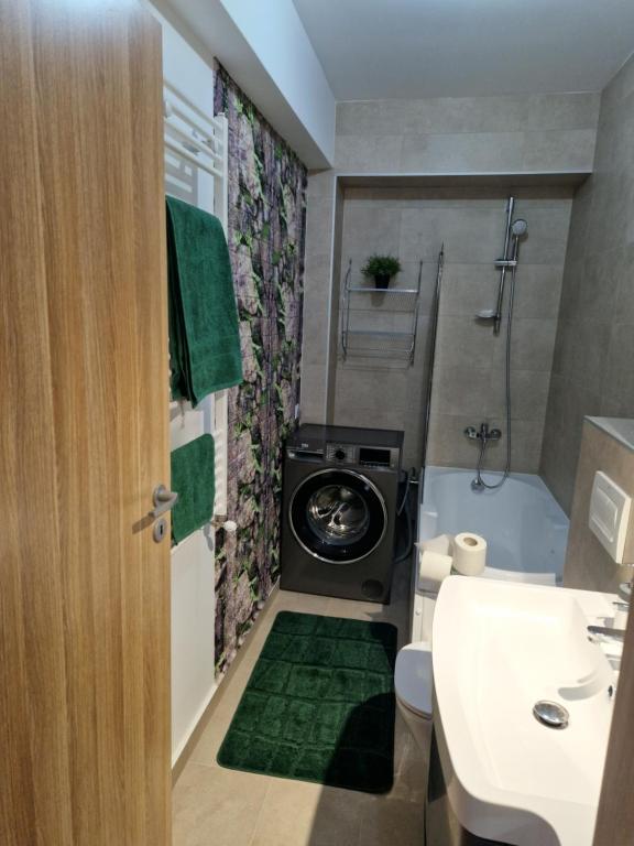 un piccolo bagno con lavandino e piano cottura di Casa Mov a Braşov