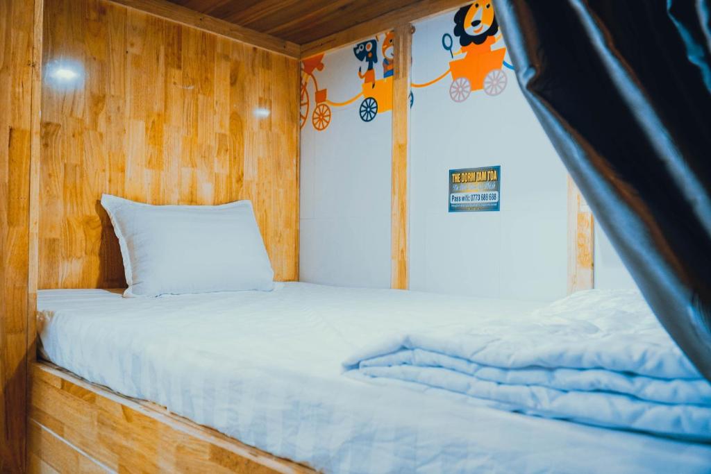 Кровать или кровати в номере The Dorm Tam Toà