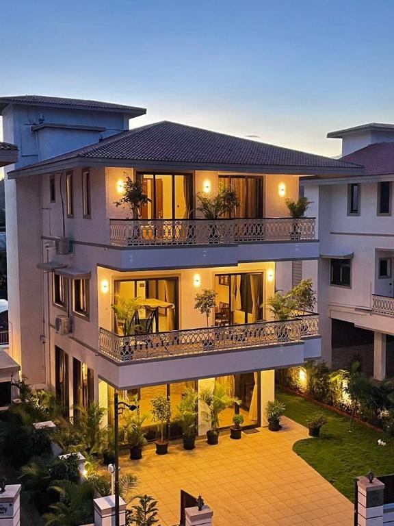 een groot appartementencomplex met een balkon en een binnenplaats bij Redhomex Dolce Vita Villa in Lonavala